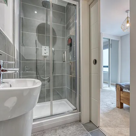 Blue Puffin Stays: Stylish 2-Bed City Apartment in Southampton Ocean Village Exterior photo