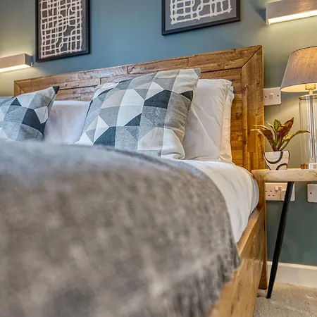 Blue Puffin Stays: Stylish 2-Bed City Apartment in Southampton Ocean Village Exterior photo