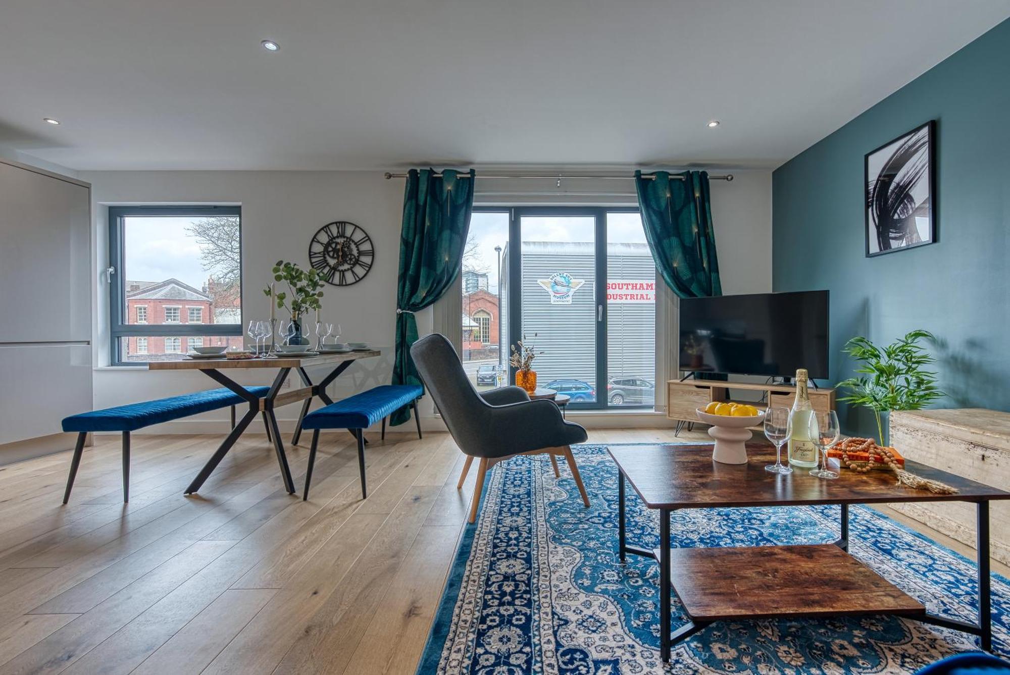 Summer Special Offer!! Cosy, Spacious, Stylish & Modern 2 Bedrooms Apartment, Prime Location! Sleeps 6, Ocean Village - By Blue Puffin *