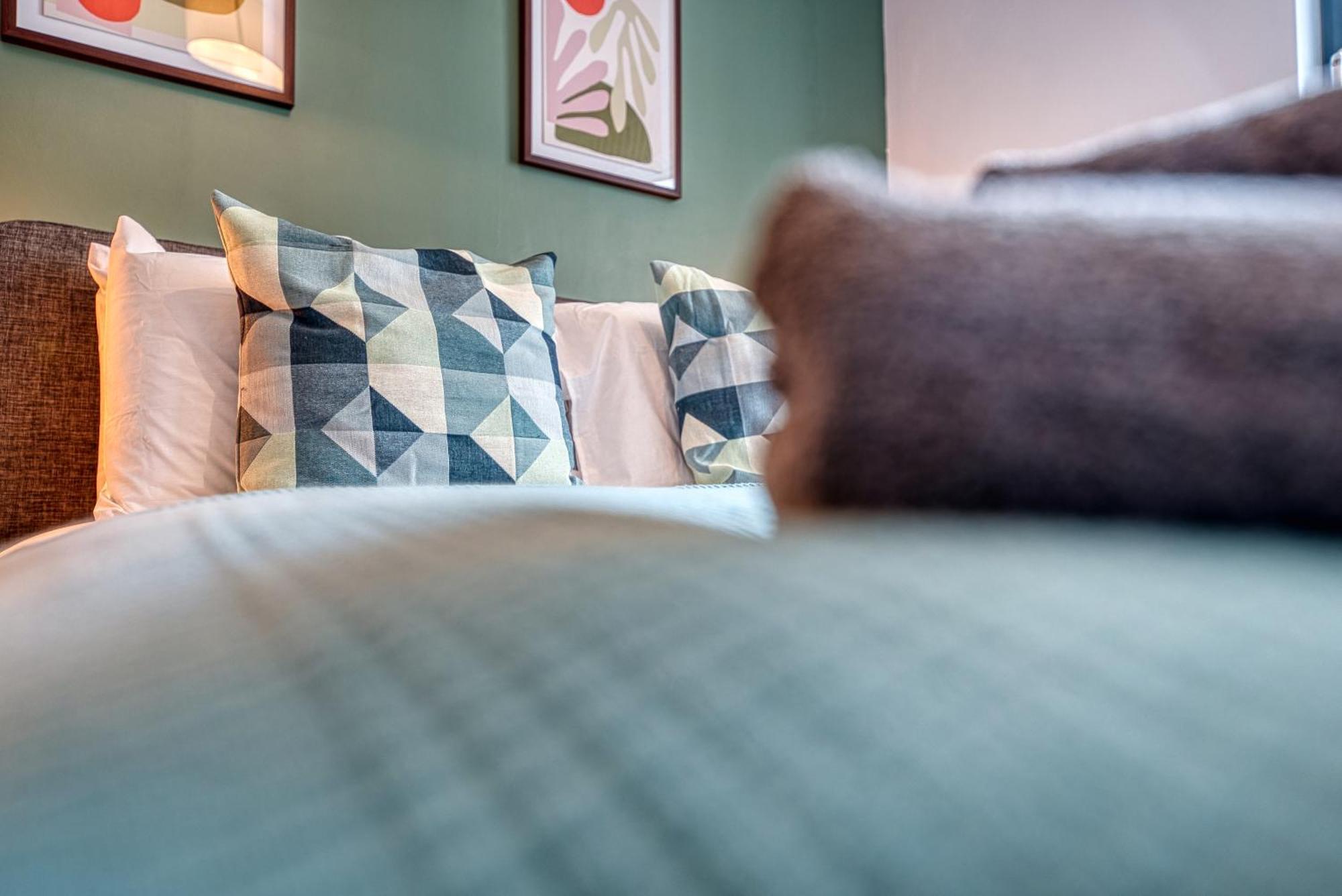Summer Special Offer!! Cosy, Spacious, Stylish & Modern 2 Bedrooms Apartment, Prime Location! Sleeps 6, Ocean Village - By Blue Puffin Southampton