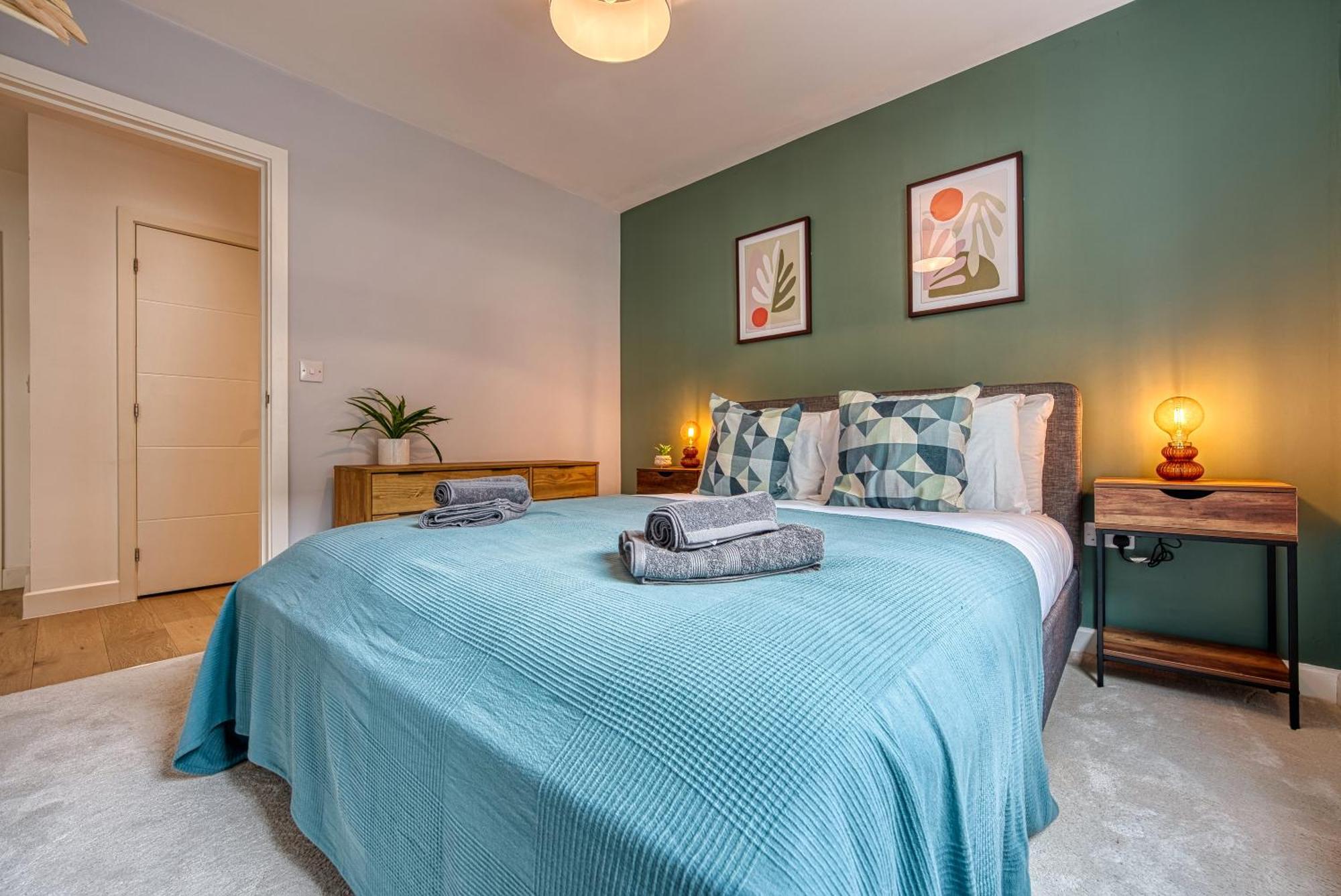 Summer Special Offer!! Cosy, Spacious, Stylish & Modern 2 Bedrooms Apartment, Prime Location! Sleeps 6, Ocean Village - By Blue Puffin