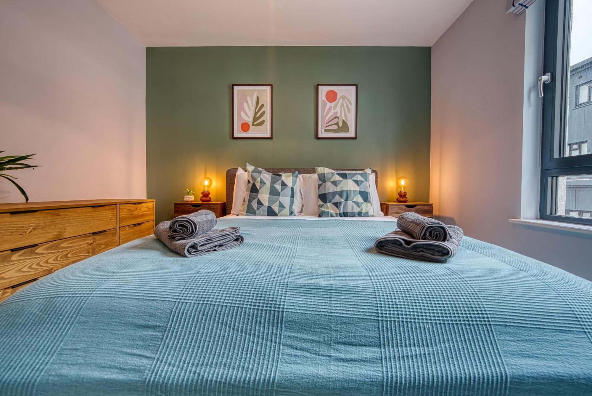Summer Special Offer!! Cosy, Spacious, Stylish & Modern 2 Bedrooms Apartment, Prime Location! Sleeps 6, Ocean Village - By Blue Puffin Appartamento
