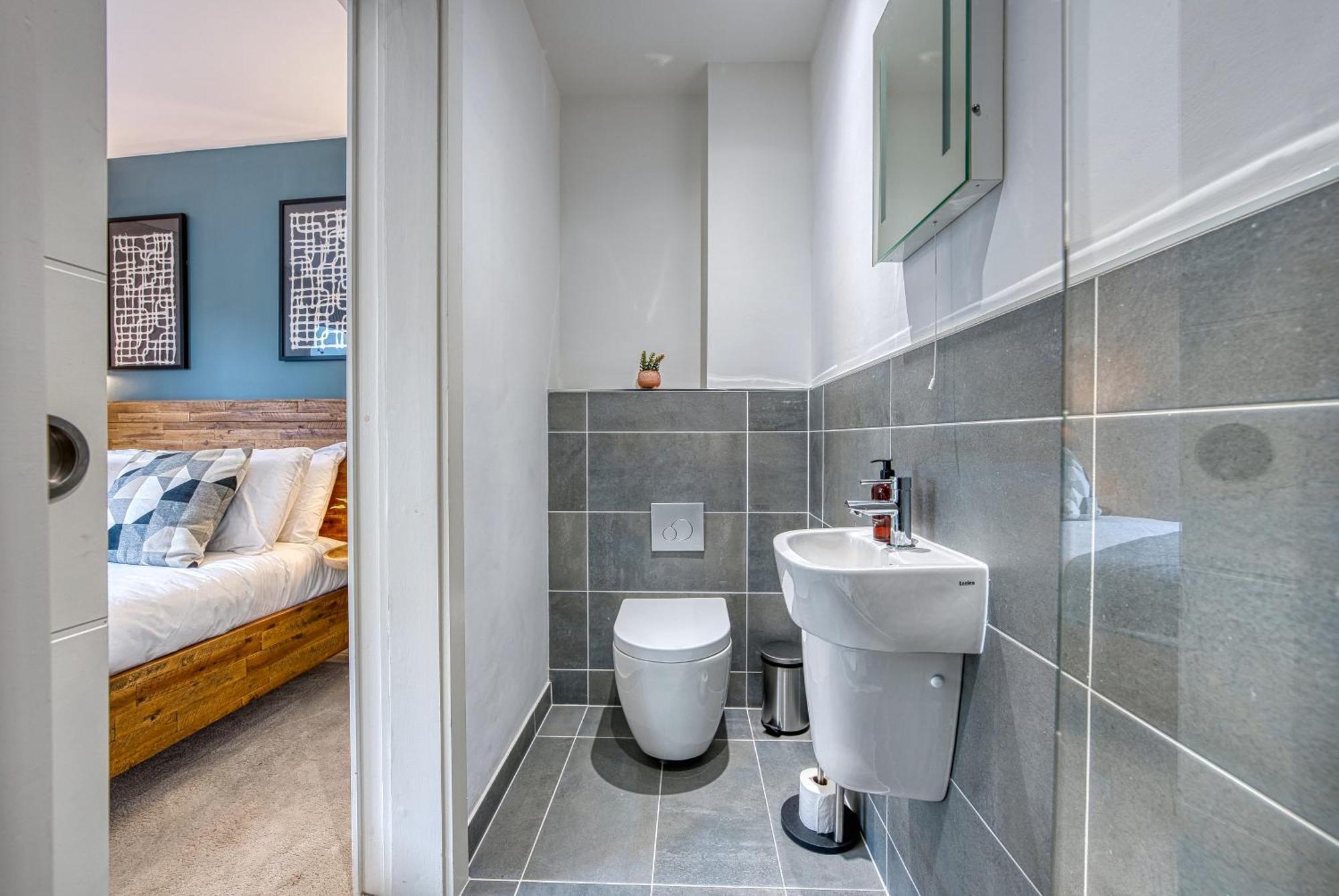 Summer Special Offer!! Cosy, Spacious, Stylish & Modern 2 Bedrooms Apartment, Prime Location! Sleeps 6, Ocean Village - By Blue Puffin Southampton