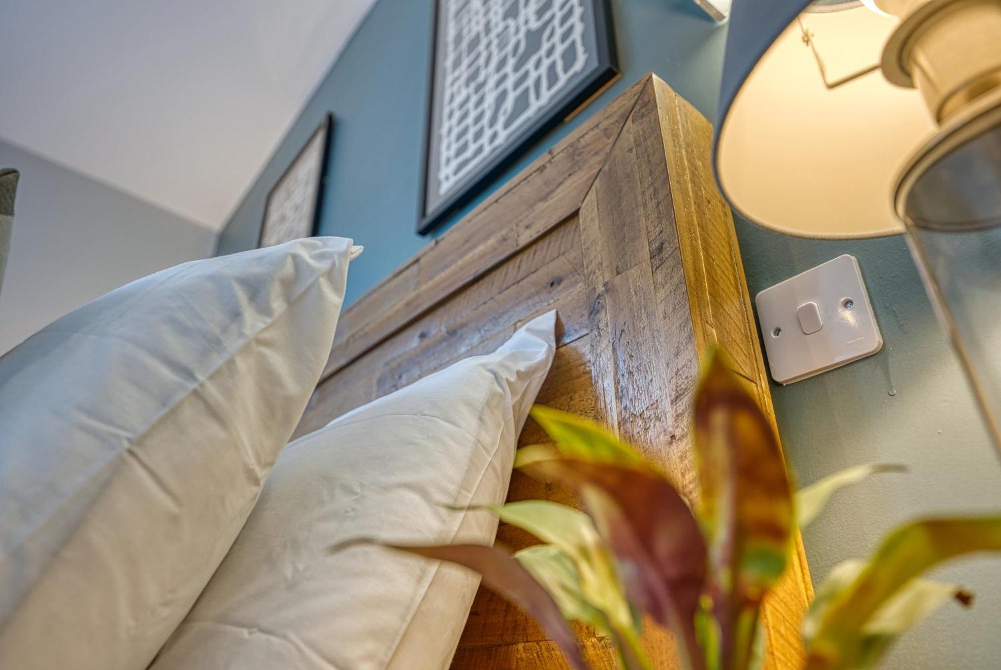Summer Special Offer!! Cosy, Spacious, Stylish & Modern 2 Bedrooms Apartment, Prime Location! Sleeps 6, Ocean Village - By Blue Puffin Southampton