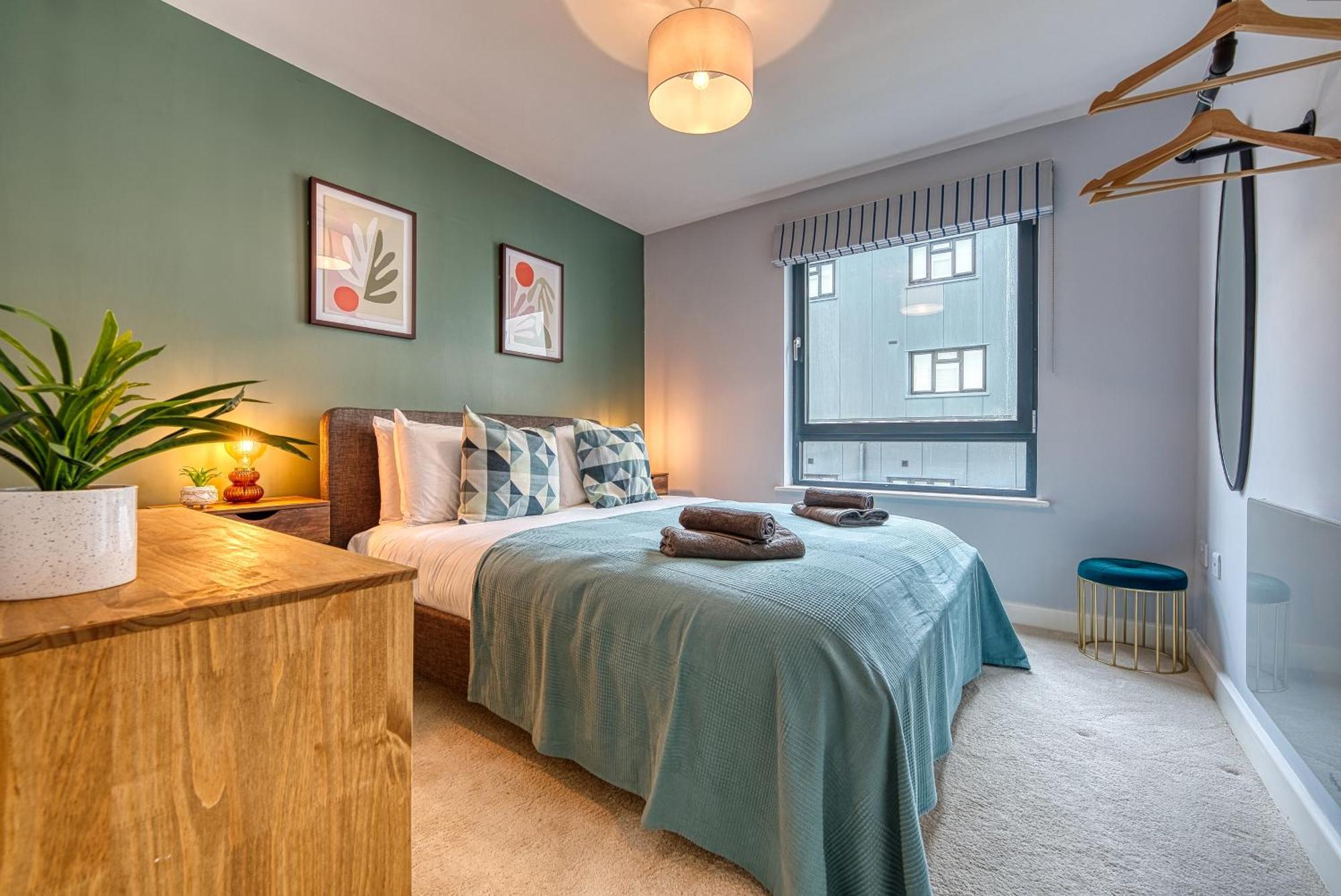 Summer Special Offer!! Cosy, Spacious, Stylish & Modern 2 Bedrooms Apartment, Prime Location! Sleeps 6, Ocean Village - By Blue Puffin Southampton