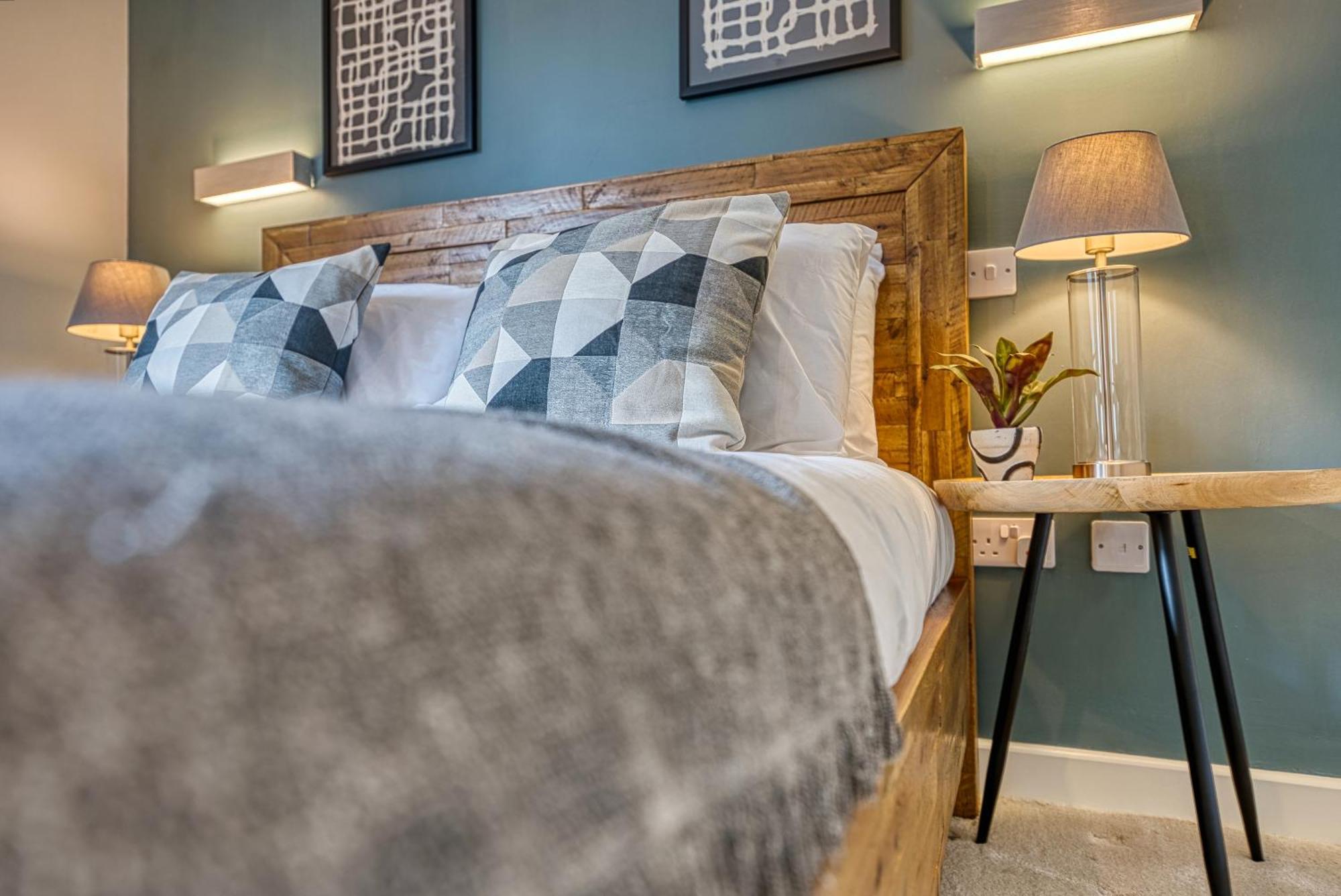 Summer Special Offer!! Cosy, Spacious, Stylish & Modern 2 Bedrooms Apartment, Prime Location! Sleeps 6, Ocean Village - By Blue Puffin