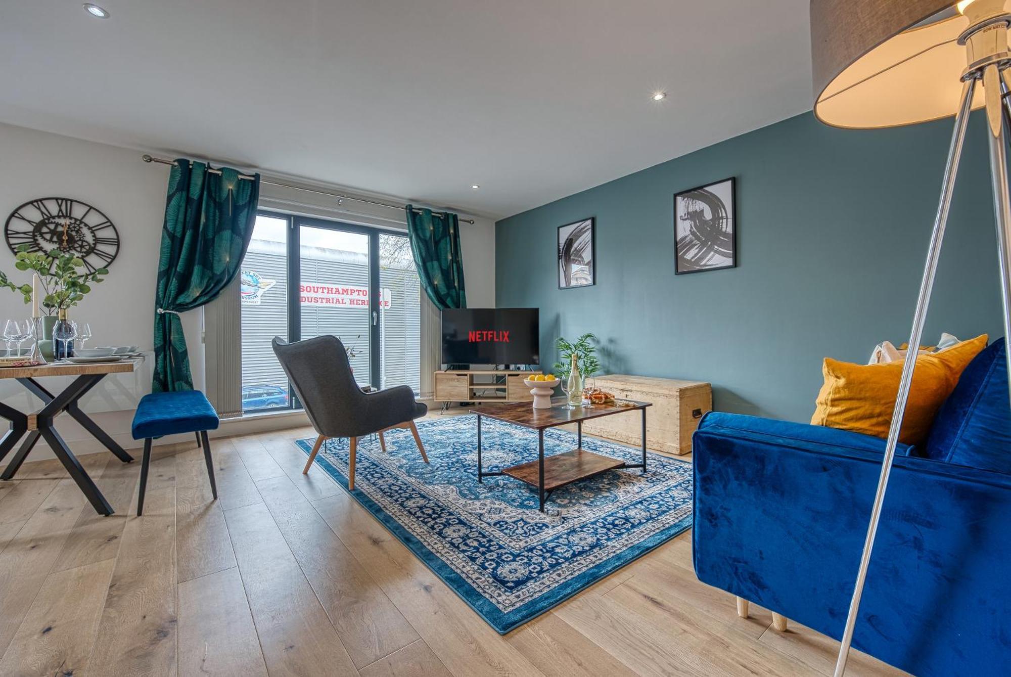 Summer Special Offer!! 2-bedroom Cosy, Spacious, & Modern Apartment, Prime Location! Sleeps 6, Ocean Village - By Blue Puffin * Саутгемптон