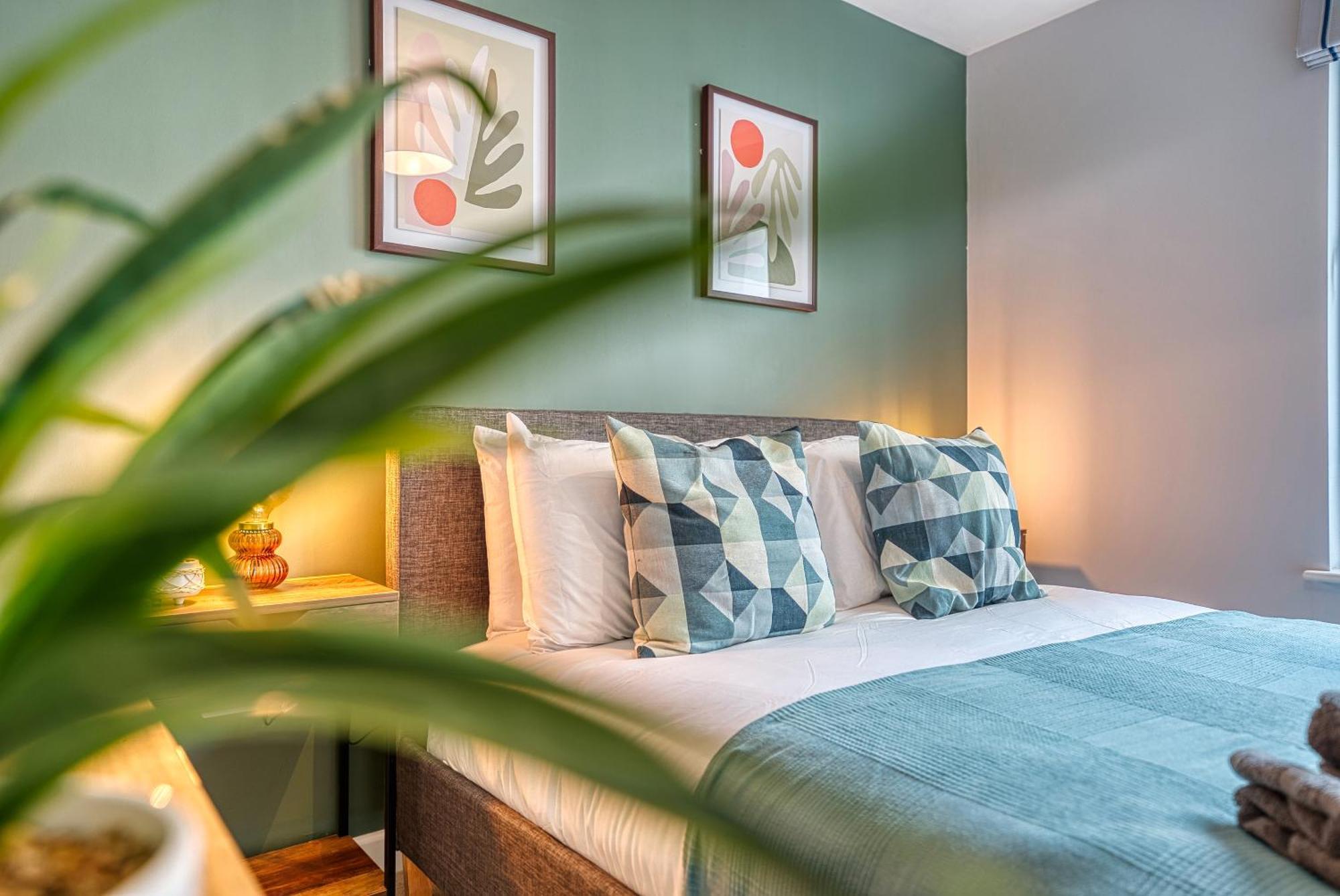 Summer Special Offer!! 2-bedroom Cosy, Spacious, & Modern Apartment, Prime Location! Sleeps 6, Ocean Village - By Blue Puffin * Саутгемптон